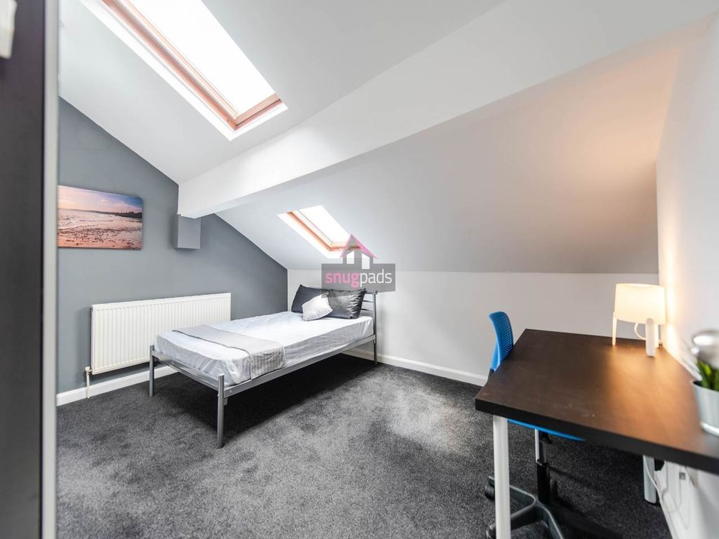 Property photo 3 of 8 Bright Double Bedroom In A Loft-Style Space With A...