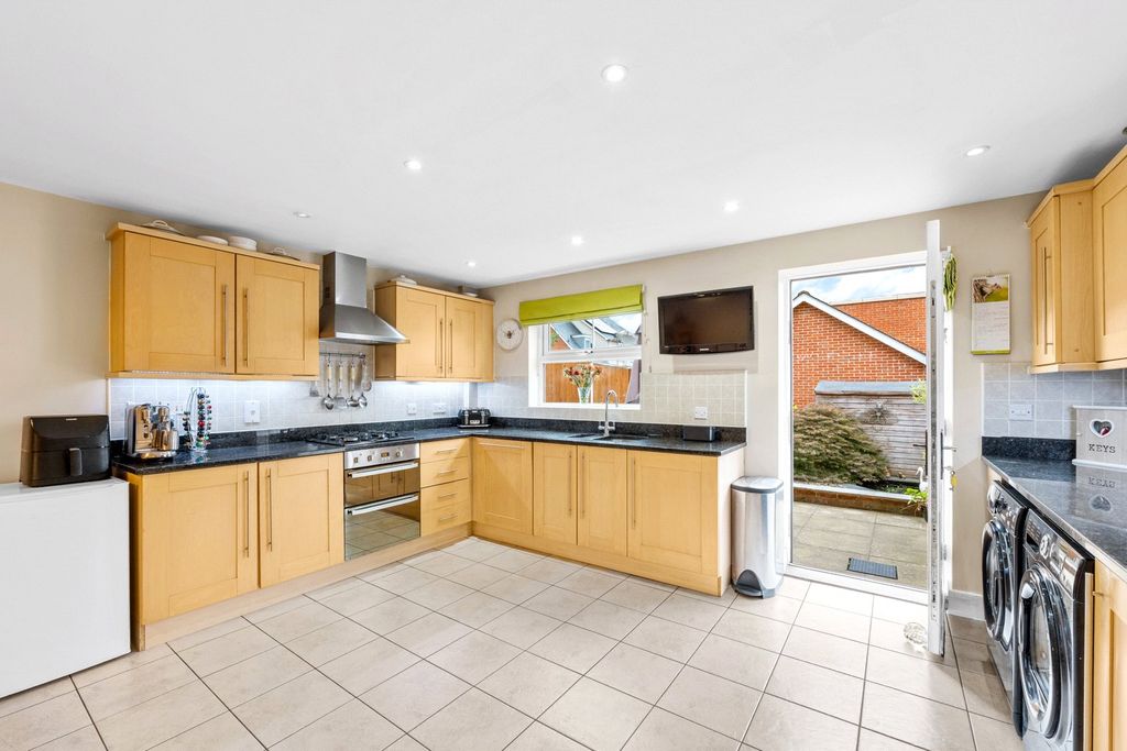 Property photo 2 of 19 Picture No. 11