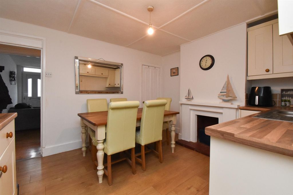 Property photo 3 of 17 Kitchen