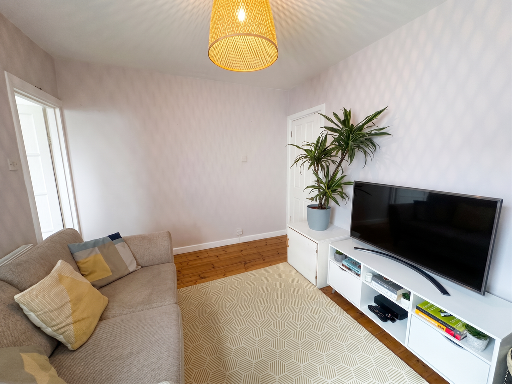 Property photo 3 of 15 Living Room (1)
