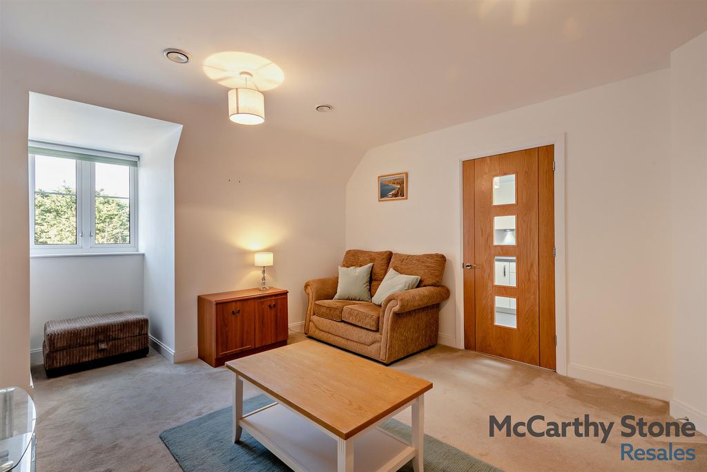 Property photo 3 of 27 8639378-Interior04-800.Jpg