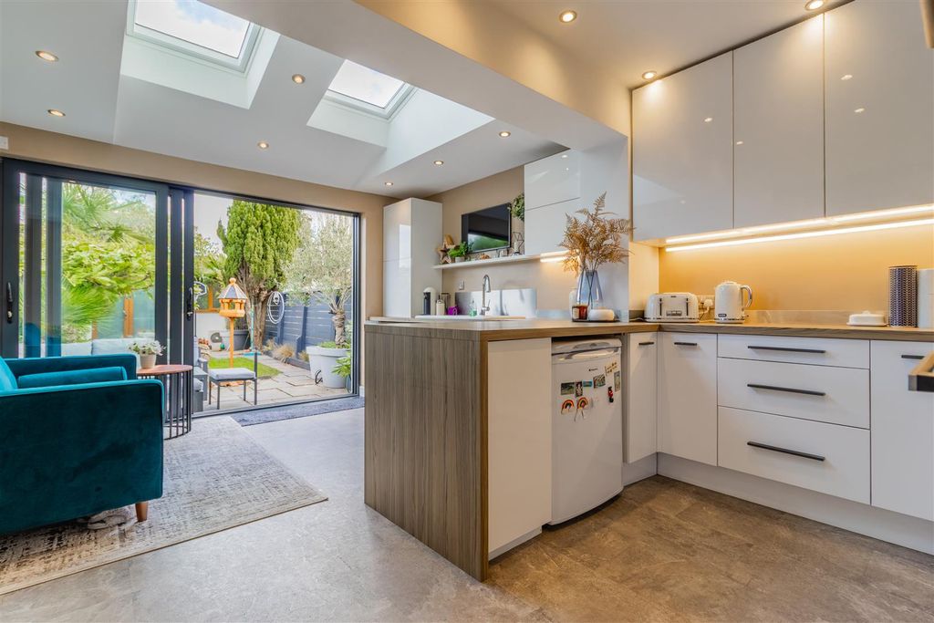 Property photo 2 of 33