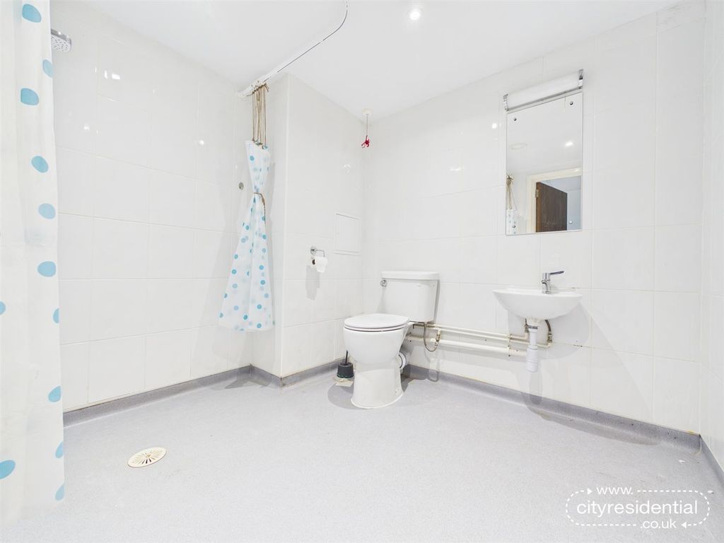 Property photo 2 of 7 10 Leigh - Bathroom.Jpg