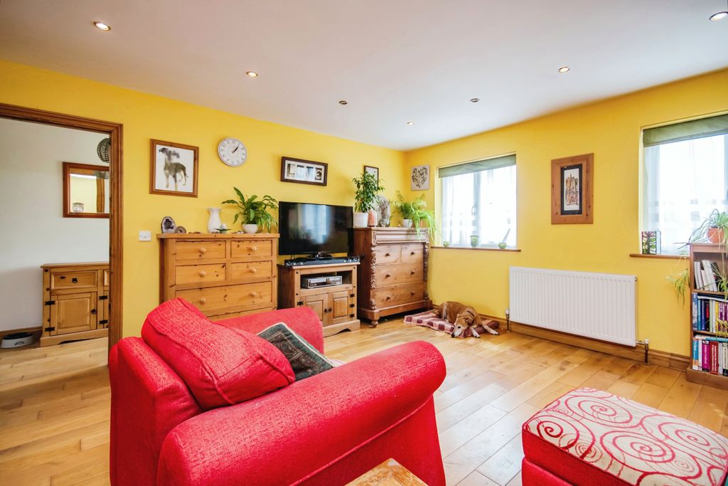Property photo 3 of 21
