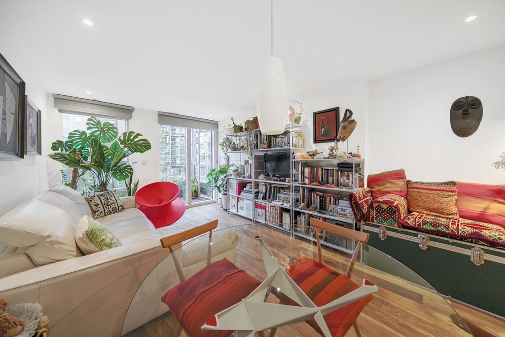 Property photo 1 of 16 Lounge