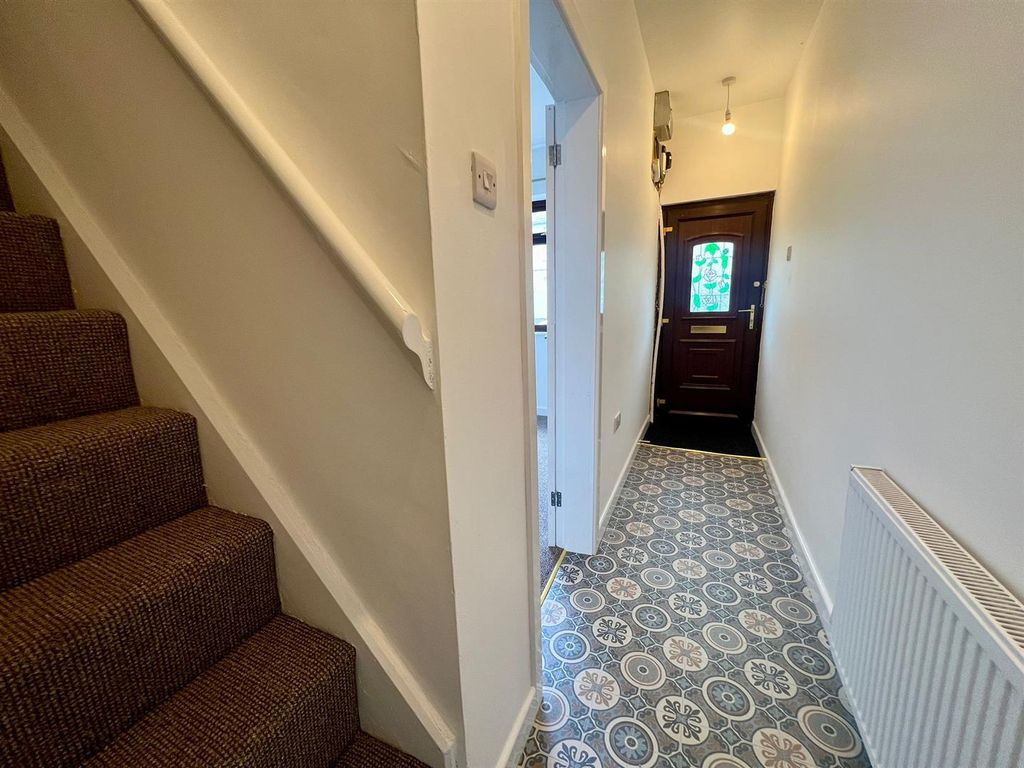 Property photo 2 of 19 Hallway (2).Jpg