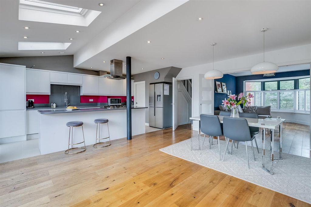 Property photo 3 of 10 Kitchen Dining