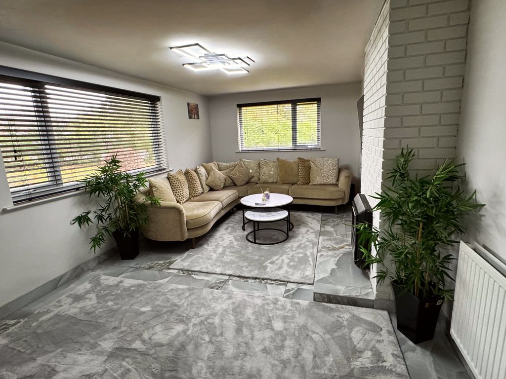 Property photo 3 of 16 Lounge