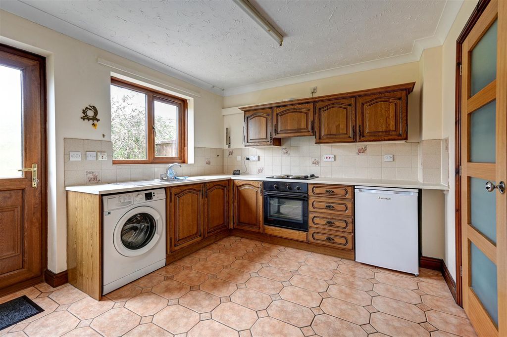Property photo 3 of 14 Kitchen Diner.Jpg