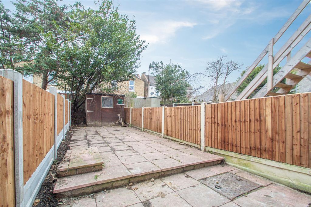 Property photo 1 of 8 Garden