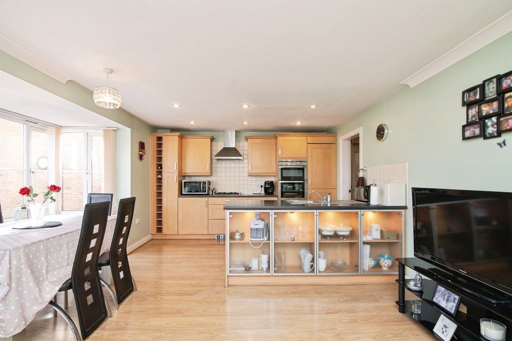 Property photo 3 of 18