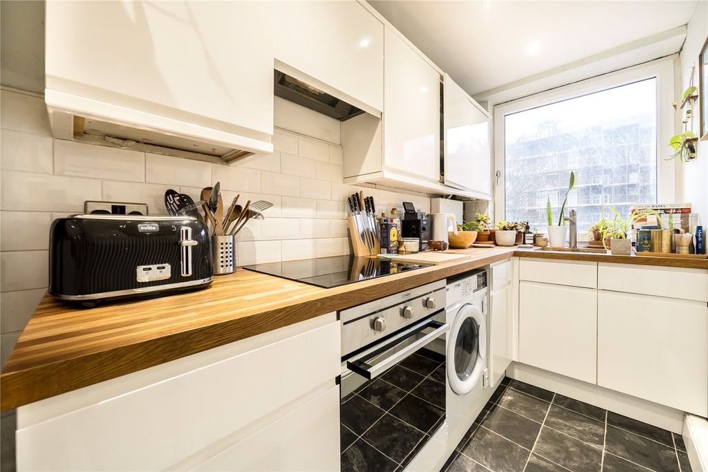 Property photo 3 of 7 Kitchen