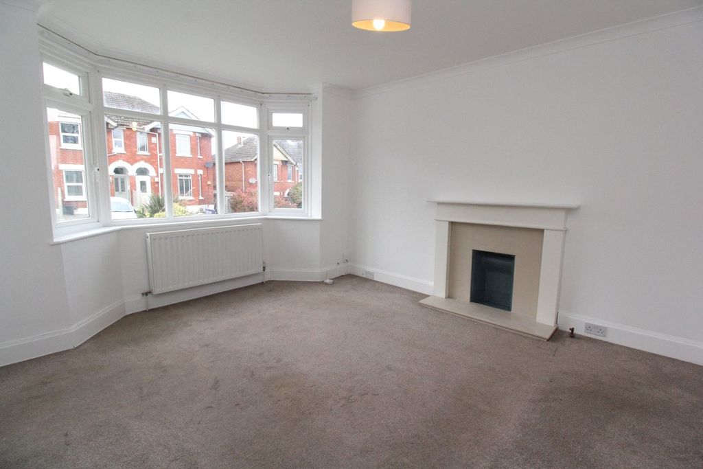 Property photo 2 of 12 Lounge