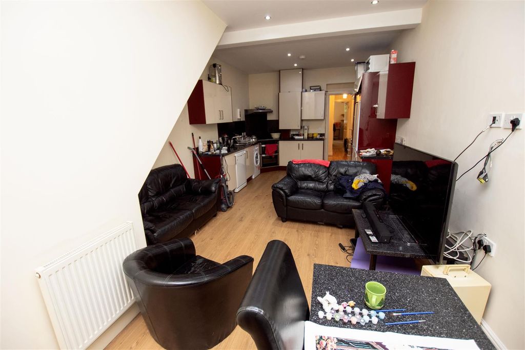 Property photo 2 of 12 Approach