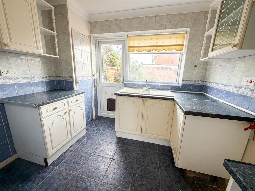 Property photo 3 of 12 Kitchen