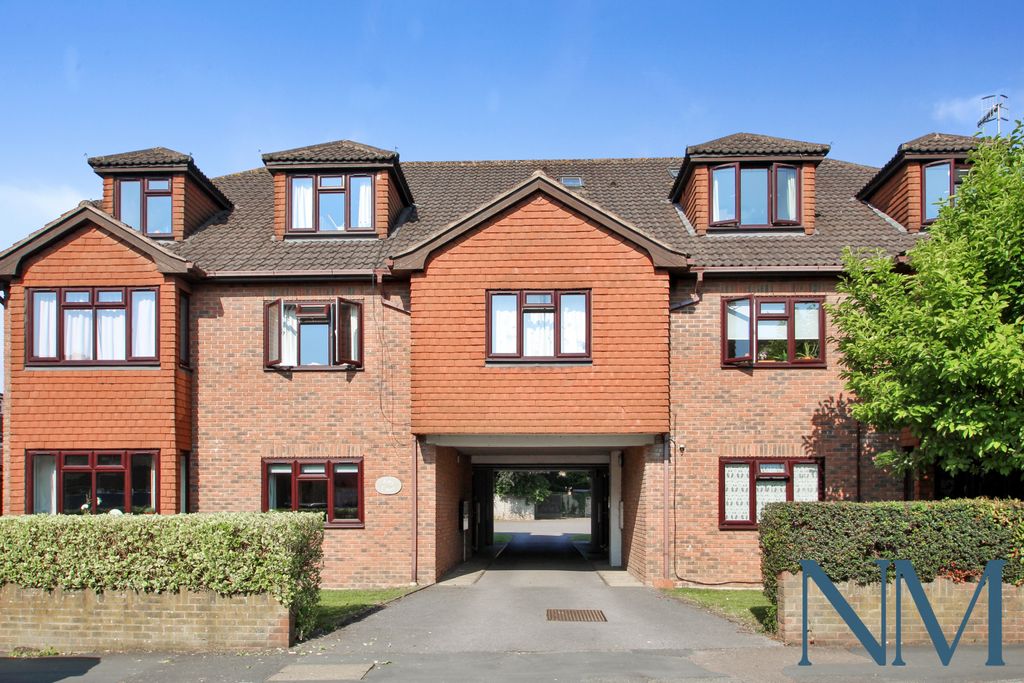 Property photo 1 of 6 1-Bedroom Flat For Sale | Merstham | Newmove UK
