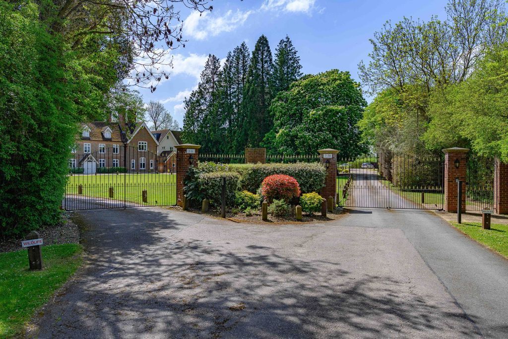 Property photo 2 of 19 Secure Gated Entrance