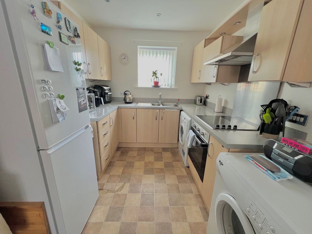 Property photo 3 of 10 Kitchen