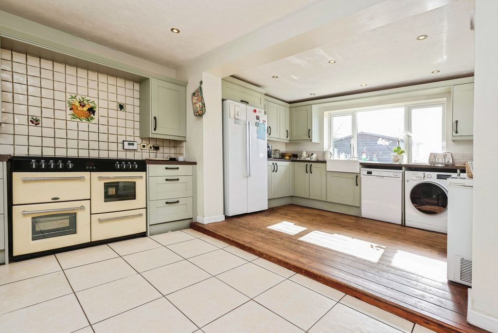 Property photo 2 of 20 Kitchen