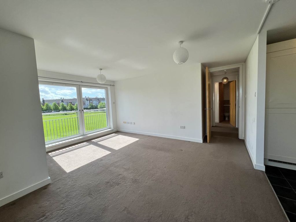 Property photo 3 of 9 Living 2