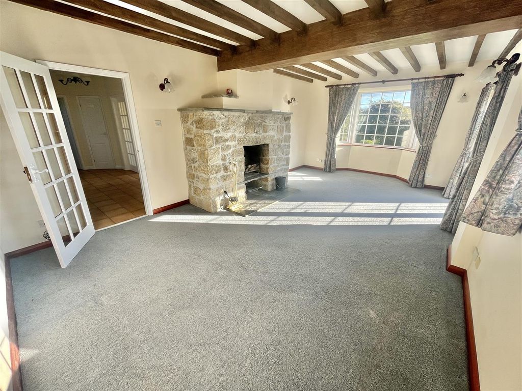 Property photo 3 of 37 Lounge