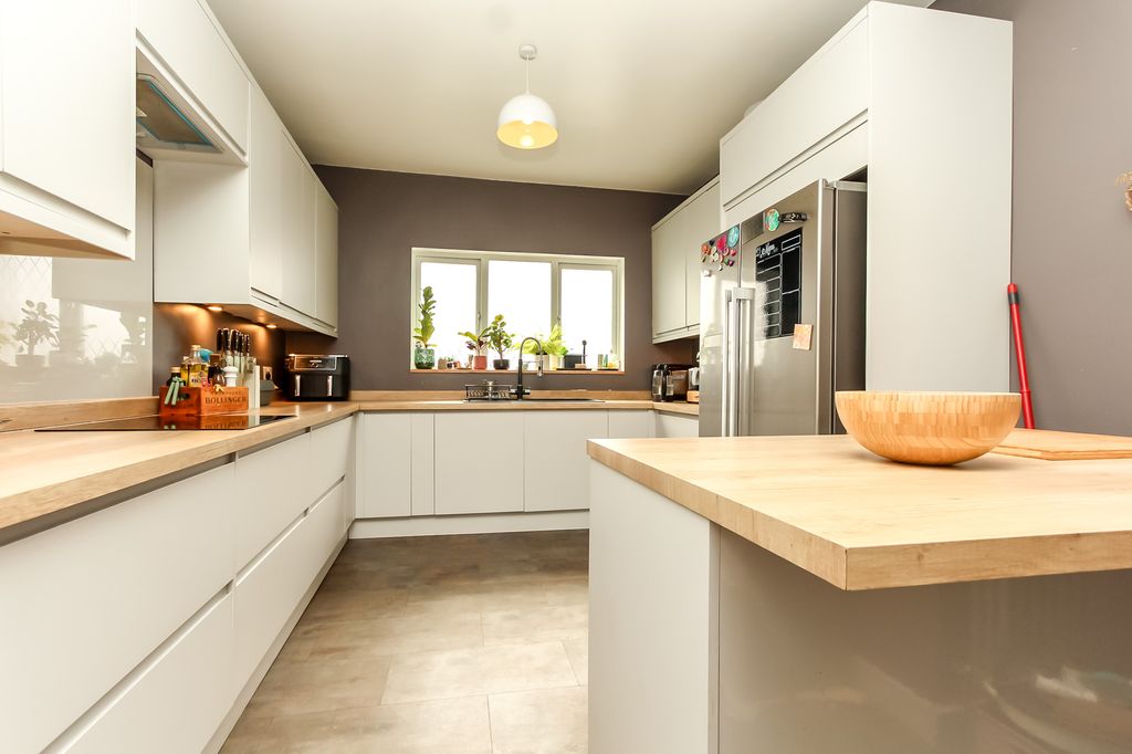 Property photo 2 of 15 Kitchen