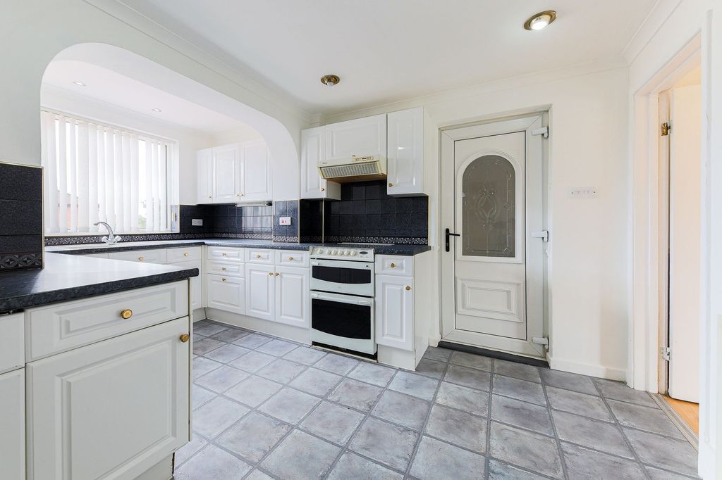 Property photo 3 of 17 Kitchen