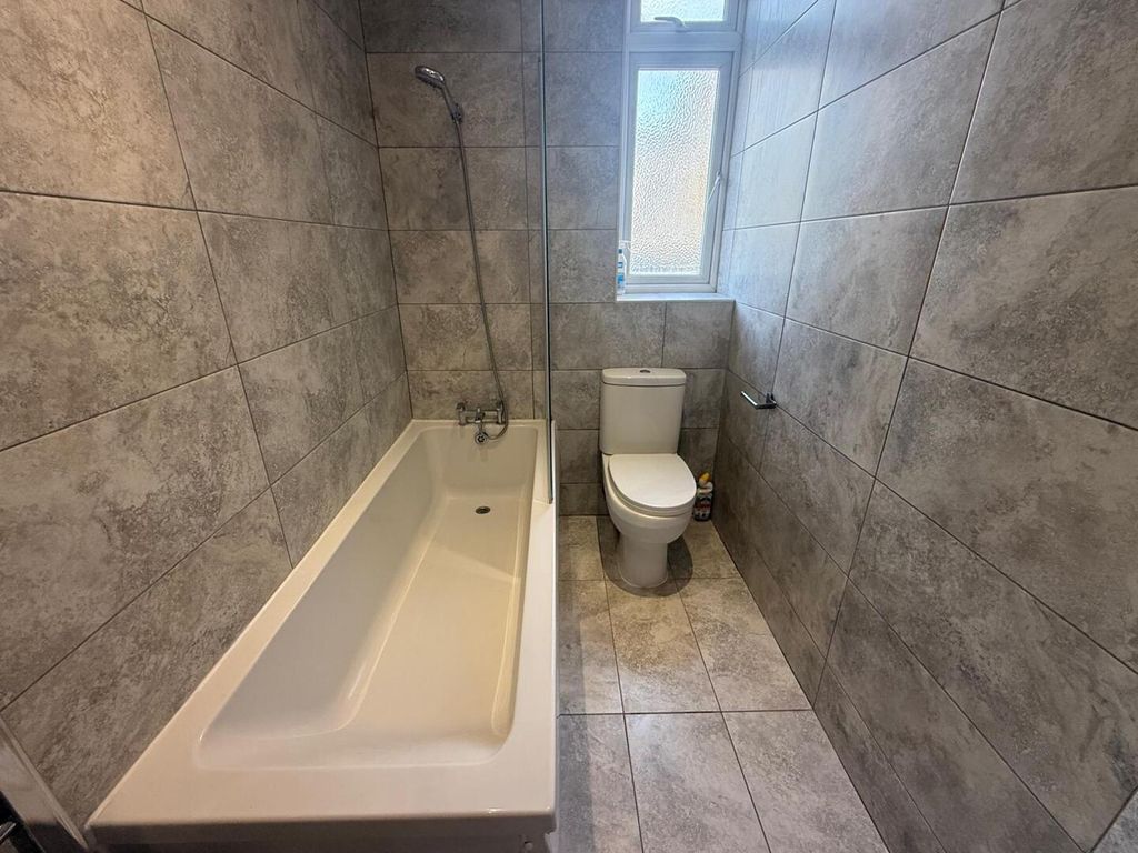 Property photo 1 of 8 Bathroom
