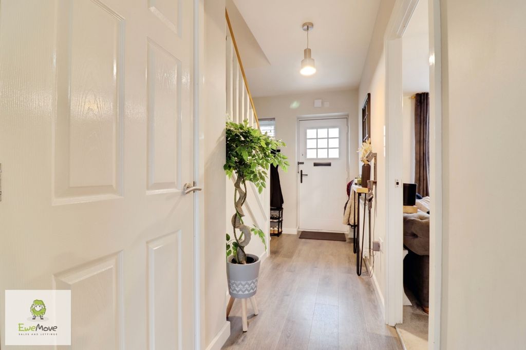 Property photo 2 of 21 Entrance Hall