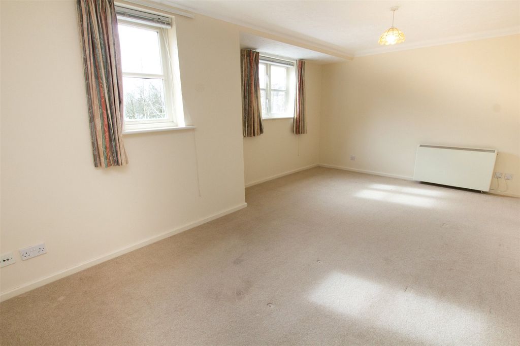 Property photo 3 of 11 Living Room