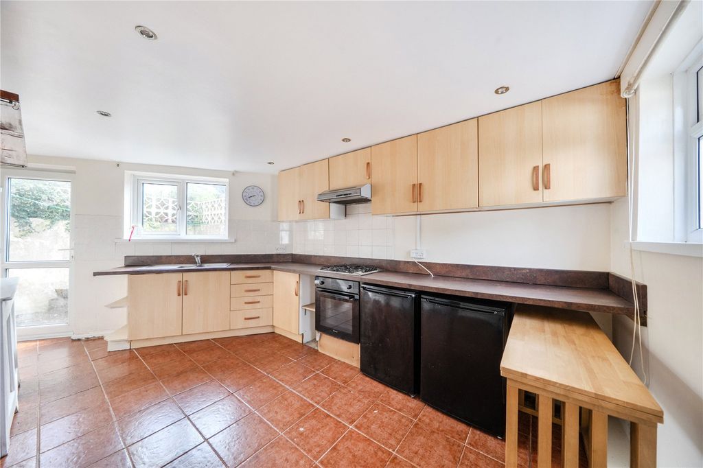 Property photo 3 of 11 Kitchen