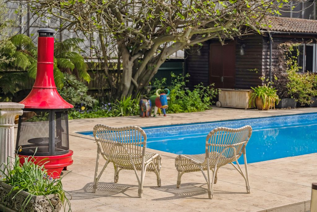 Property photo 2 of 39