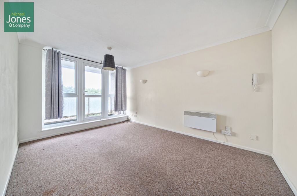 Property photo 3 of 7 Lounge