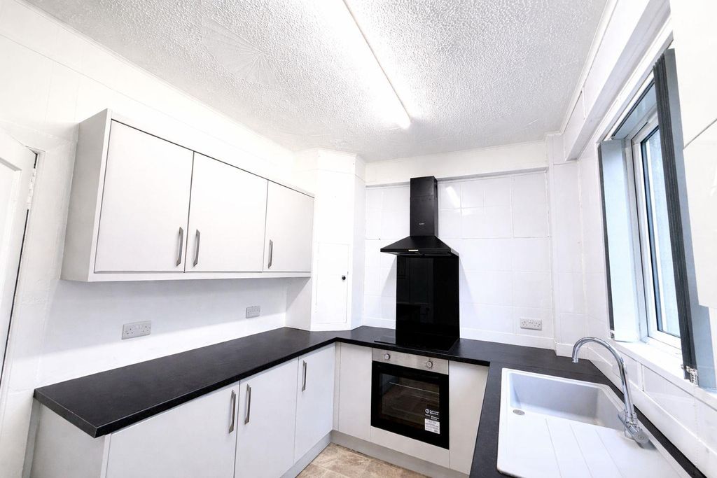 Property photo 2 of 11 Kitchen