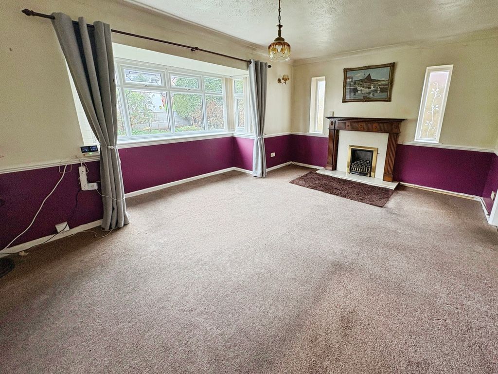 Property photo 3 of 14 Lounge