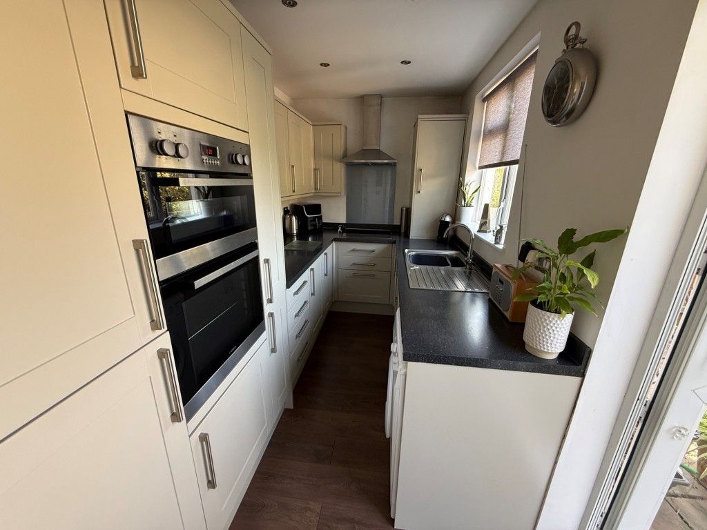 Property photo 2 of 11 Modern Fitted Kitchen With Space For Washing Machine