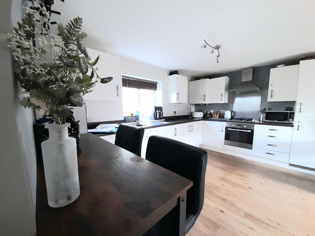Property photo 2 of 7 Kitchen