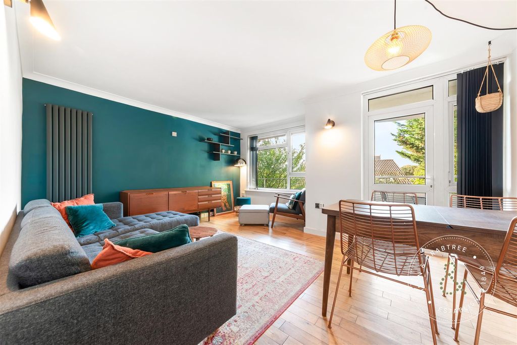 Property photo 1 of 11 Lounge