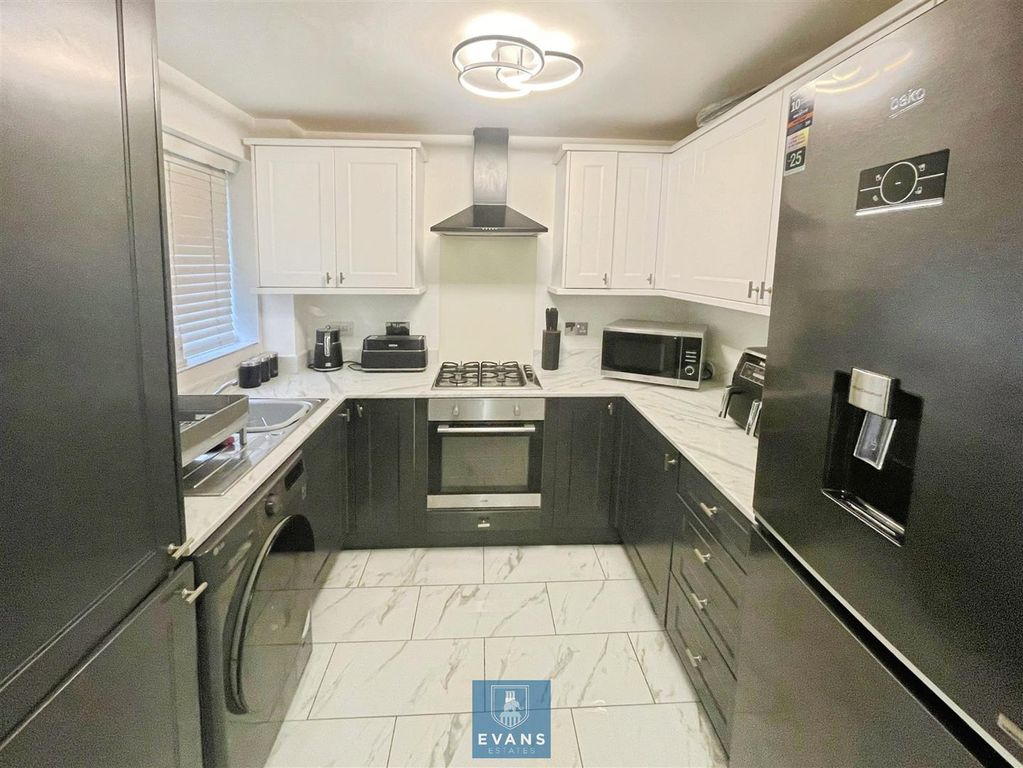 Property photo 3 of 9 Kitchen