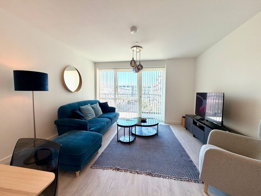 2 bed flat for saleUB3 photo 4