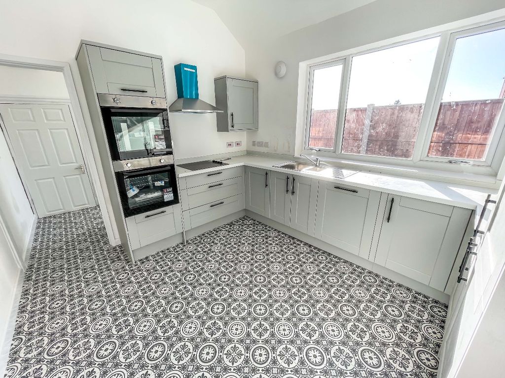 Property photo 2 of 10 Kitchen