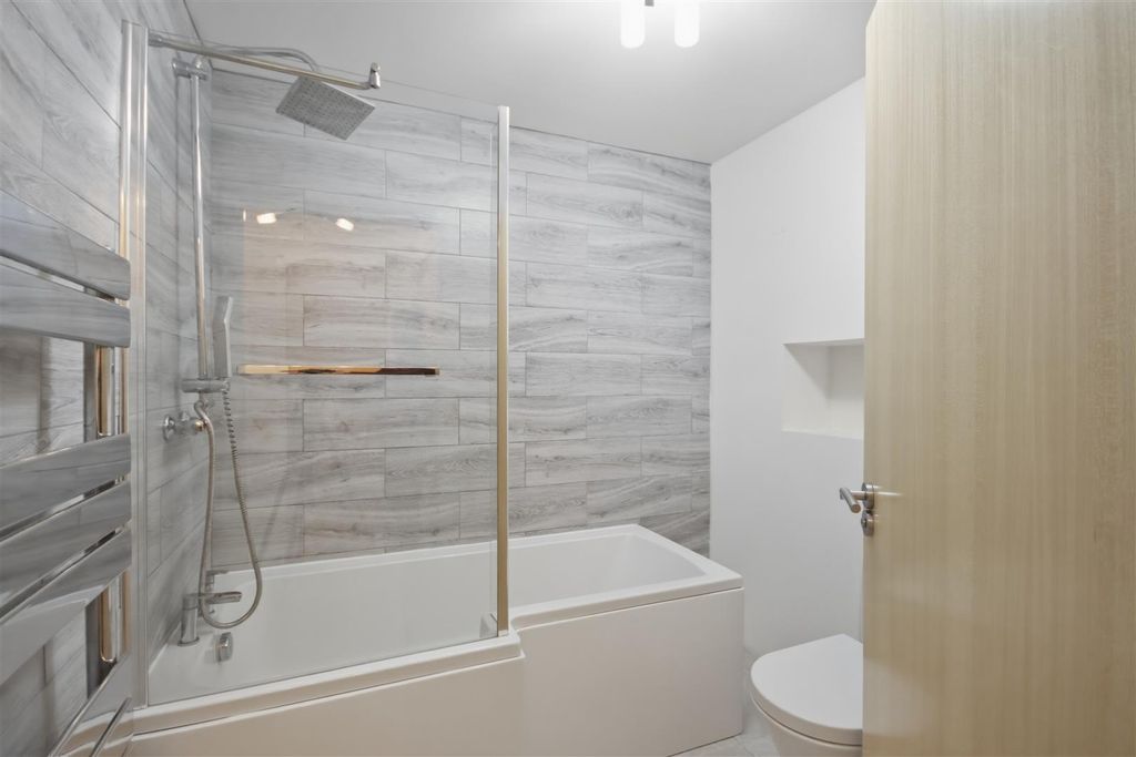 Property photo 3 of 10 Bathroom