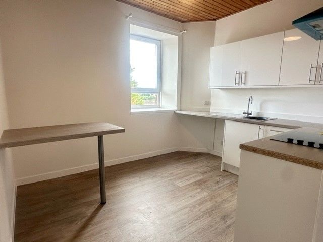 Property photo 3 of 8 Kitchen