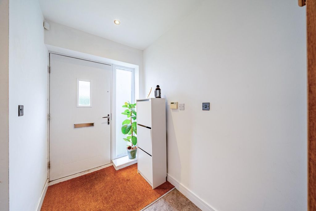 Property photo 2 of 21 Hallway