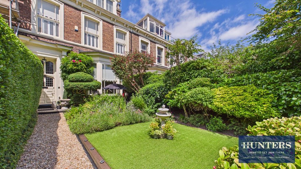 Property photo 1 of 36 Front Garden