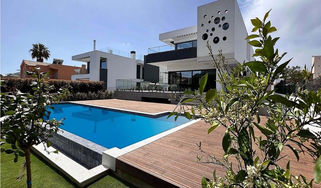 Property photo 2 of 18