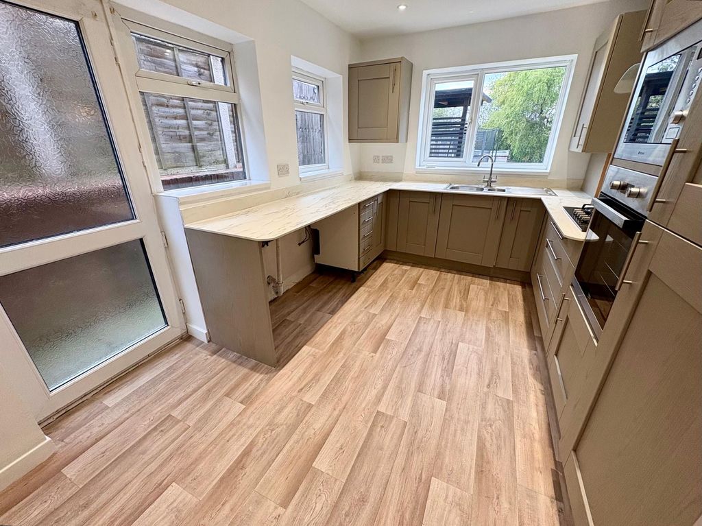 Property photo 2 of 11 Kitchen