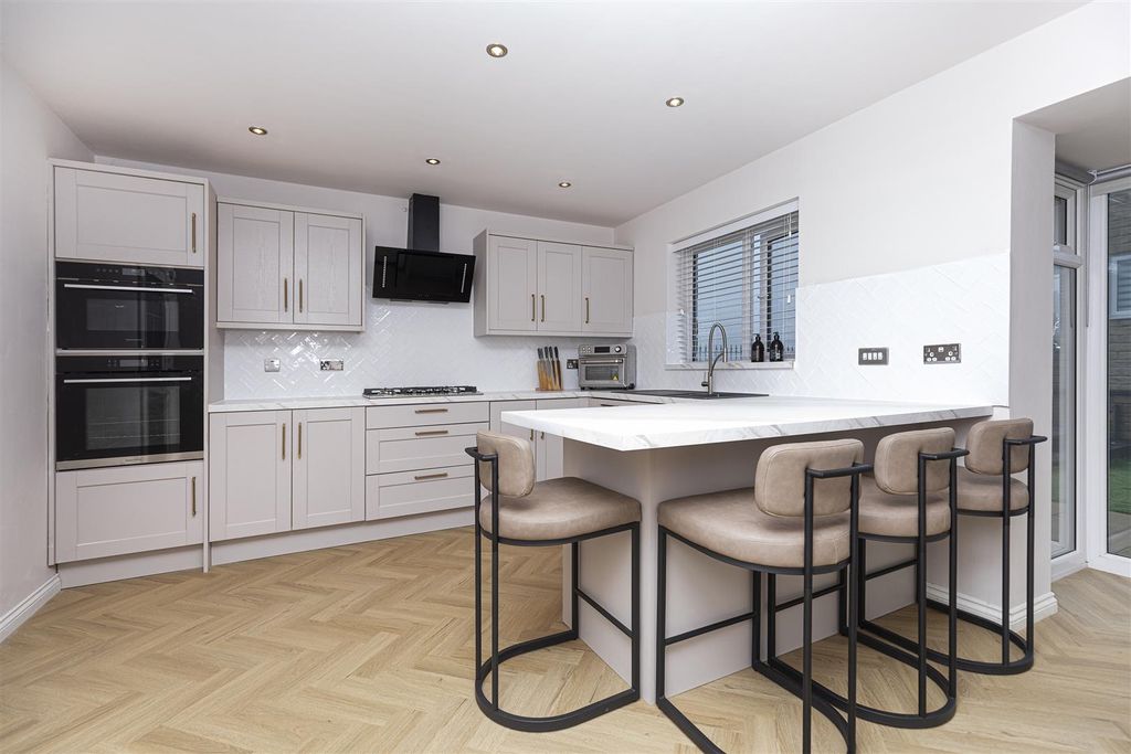 Property photo 2 of 60 Kitchen