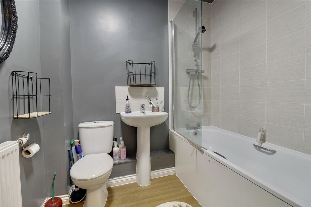 Property photo 3 of 10 Bathroom