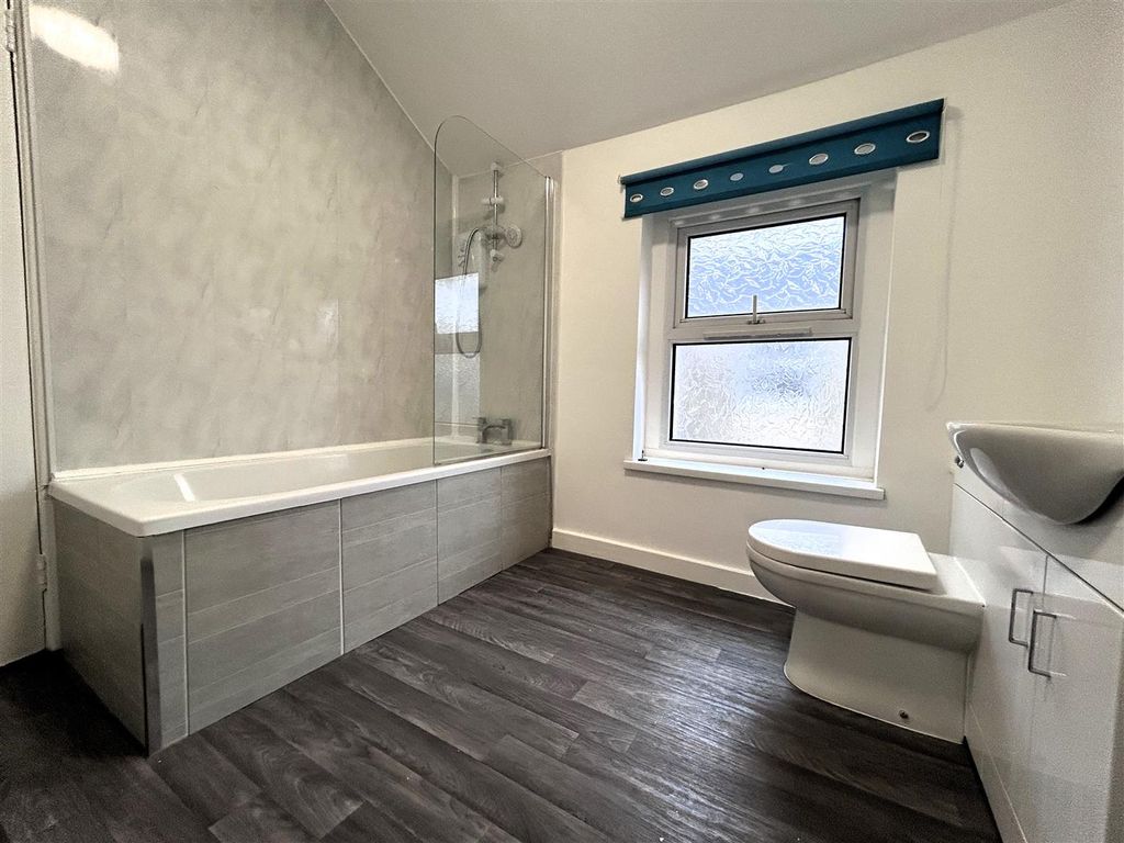 Property photo 2 of 8 Bathroom